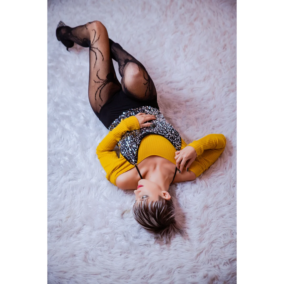 Collant a rete con motivo a ragnatela per un look di Halloween grintoso, Kix'ies - immagine 5