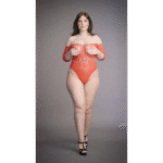 Body in pizzo con strass e spalle scoperte per un glamour curvy – Presents - immagine 6